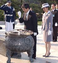 Prince pays respects at national cemetery in Seoul